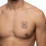 Tatuaggio semi-permanente INKON Evil Bunny applicato su un uomo – design 2 x 2 in (5x5cm), aspetto realistico dell'inchiostro, dura 10 giorni