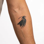 Tatuaggio semi-permanente INKON Grim Reaper 2 applicato su un uomo – design 2 x 2 in (5x5cm), aspetto realistico dell'inchiostro, dura 10 giorni