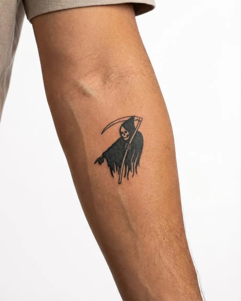 Tatuaggio semi-permanente INKON Grim Reaper 2 applicato su un uomo – design 2 x 2 in (5x5cm), aspetto realistico dell'inchiostro, dura 10 giorni