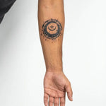 Tatuaggio semi-permanente INKON Celestial Moon & Star applicato su un uomo – design 3 x 4 in (7x10cm), aspetto realistico dell'inchiostro, dura 10 giorni