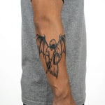 Tatuaggio semi-permanente INKON Winged Reaper applicato su un uomo – design 4 x 7 in (10x17cm), aspetto realistico dell'inchiostro, dura 10 giorni