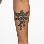 Tatuaggio semi-permanente INKON Masked Cherub applicato su un uomo – design 3 x 4 in (7x10cm), aspetto realistico dell'inchiostro, dura 10 giorni