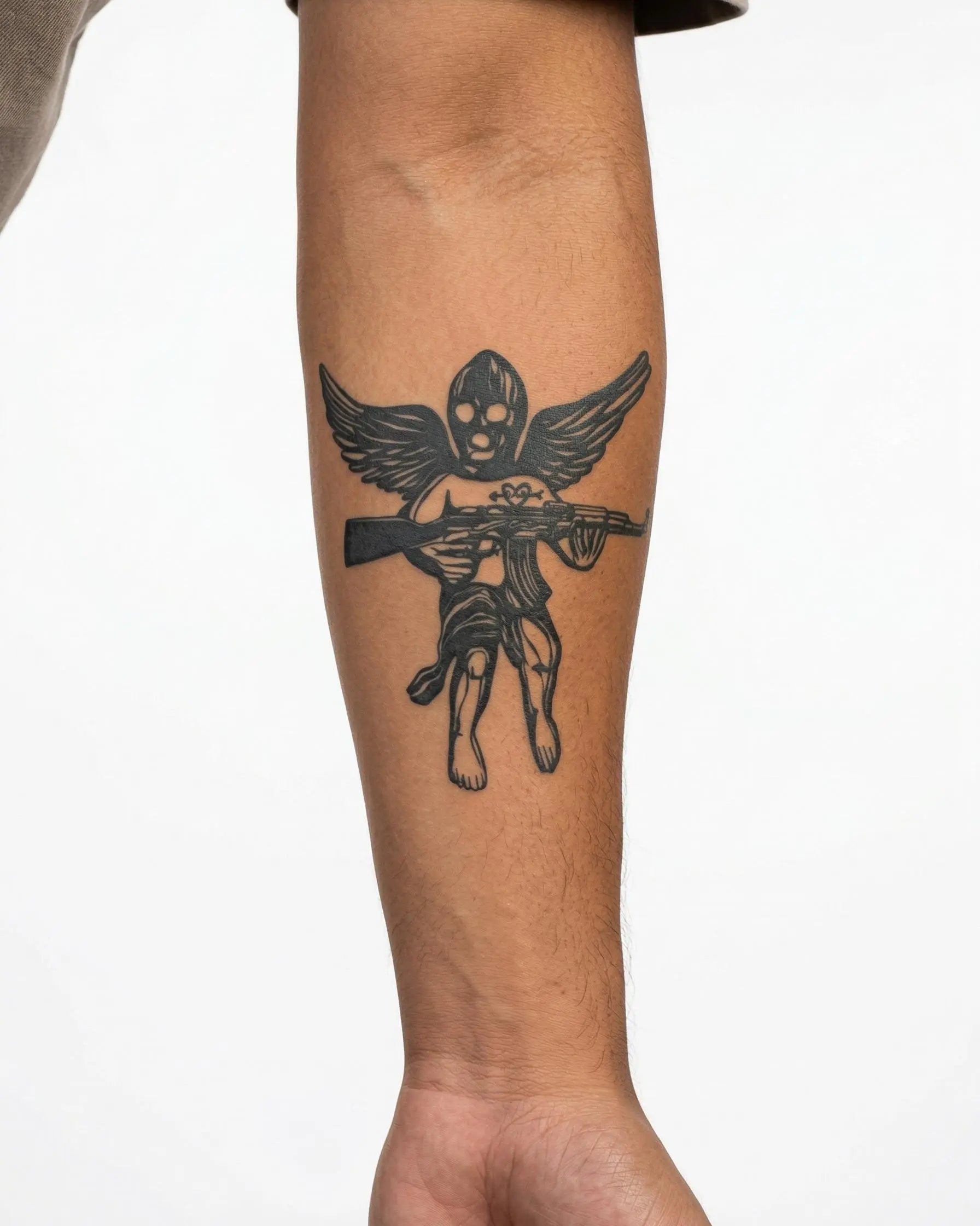 Tatuaggio semi-permanente INKON Masked Cherub applicato su un uomo – design 3 x 4 in (7x10cm), aspetto realistico dell'inchiostro, dura 10 giorni