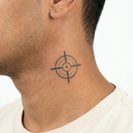 Tatuaggio semi-permanente INKON Tactical Crosshair applicato su un uomo – design 2 x 2 in (5x5cm), aspetto realistico dell'inchiostro, dura 10 giorni