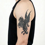 Tatuaggio semi-permanente INKON Dragon Rider applicato su un uomo – design 4 x 8 in (11x21cm), aspetto realistico dell'inchiostro, dura 10 giorni